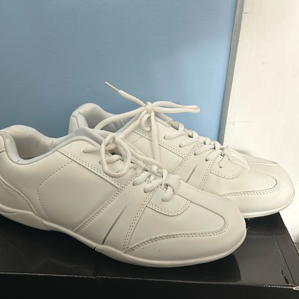 Pastry cheer shoes